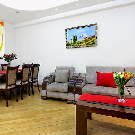 3 Bedroom Apartment Near Republic Square Γιερεβάν Εξωτερικό φωτογραφία